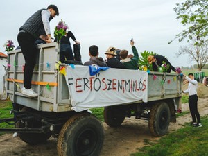 A húsvéti locsolkodást eddig ciki volt szeretni, a fiatal magyar fotós képeinek hála új értelmet kap a hagyomány