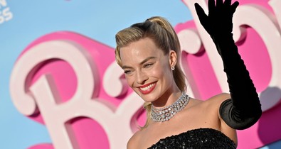 Igen, Margot Robbie tényleg utcai ruhában lépett a vörös szőnyegre, íme a végeredmény