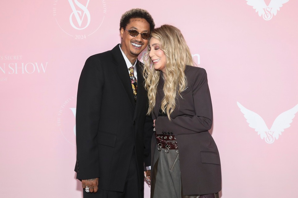 Cher és AE tegnap a rózsaszín szőnyegen