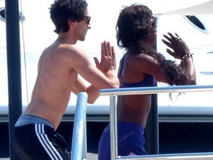 Napi cuki: Naomi Campbell és Adrien Brody együtt jógáznak