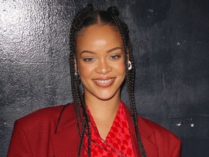 A szezon legmenőbb kabát trendjeit Rihanna mutatja be