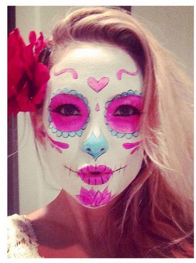 Kate Hudson egy gyönyörű cukorkoponya arcfestéssel.