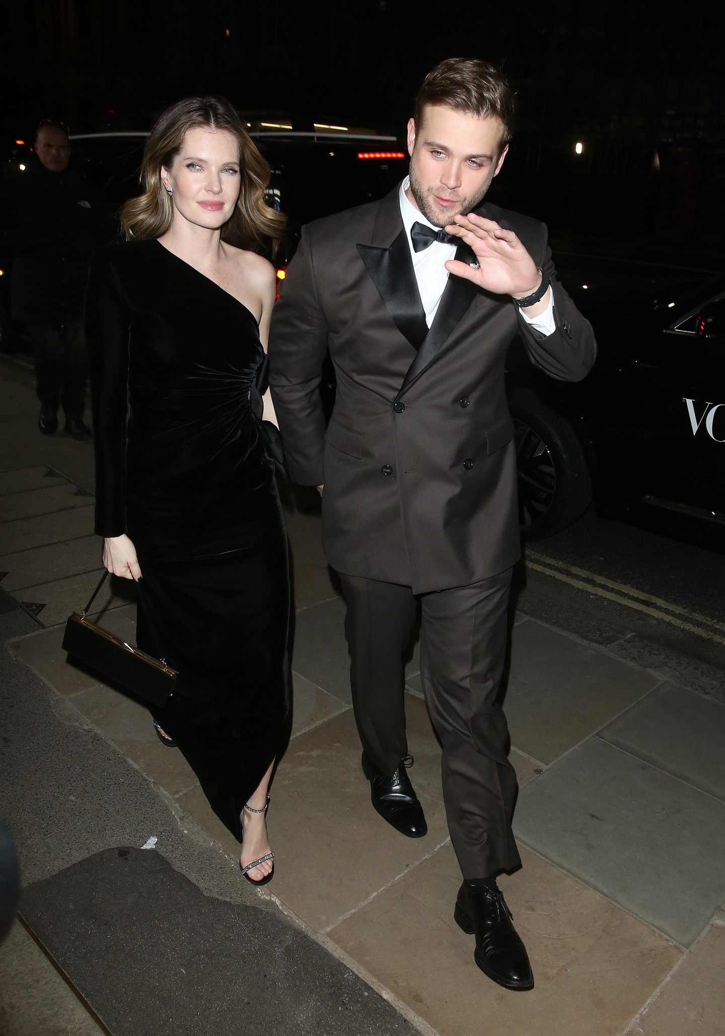 Meghann Fahy és Leo Woodall 2025. február 17-én kéz a kézben érkeztek a British Vogue × GQ BAFTA-partira Londonban. A pár A Fehér Lótusz forgatásán ismerkedett meg egymással, és nyíltan vállalják szerelmüket a nyilvánosság előtt.