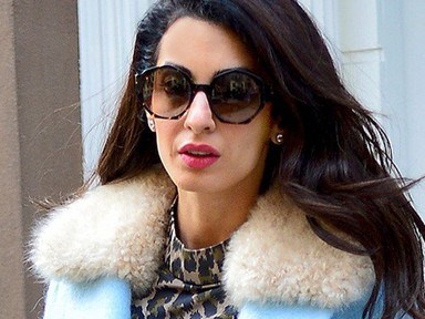 Amal Clooney egy hét alatt annyi menő kabátot viselt, hogy nem fogsz hinni a szemednek!