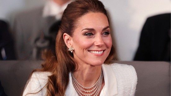 Nem akárkitől kapott csókot Katalin hercegné: a váratlan pillanatot kamerák is rögzítették