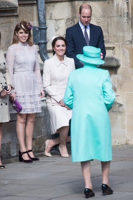 Az uralkodó előtt a férfiaknak meg kell hajolniuk, míg a nők hagyományosan pukedliznek. Ezeknek nem kell hosszú vagy túlzott gesztusoknak lenniük - egy finom meghajlás vagy pukedli bőven elég.