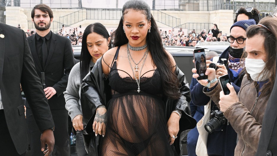 Rihanna nagy pufi dzsekiben mutatta meg magát először, amióta megszületett a kisfia