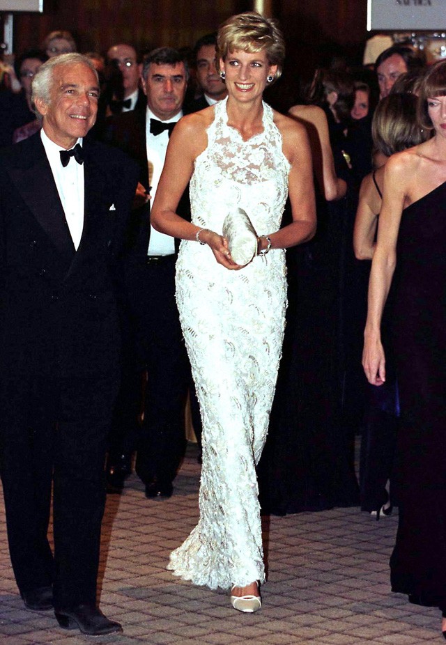 Diana hercegnő éppen 20 éve egy Catherine Walker kreációban érkezett a Fehér Ház fogadására, mellette Ralph Lauren, és a fiatal szőke hölgy, Anna Wintour