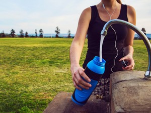 Ez aztán a menőség: egyre több vendéglátóhelyen töltheted meg a kulacsod szűrt vízzel