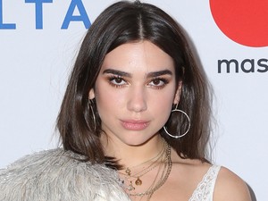 Csipkés kombinéban érkezett Dua Lipa a vörös szőnyeg