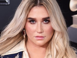 Kesha a lehető legkreatívabban viselte a fehér rózsát!
