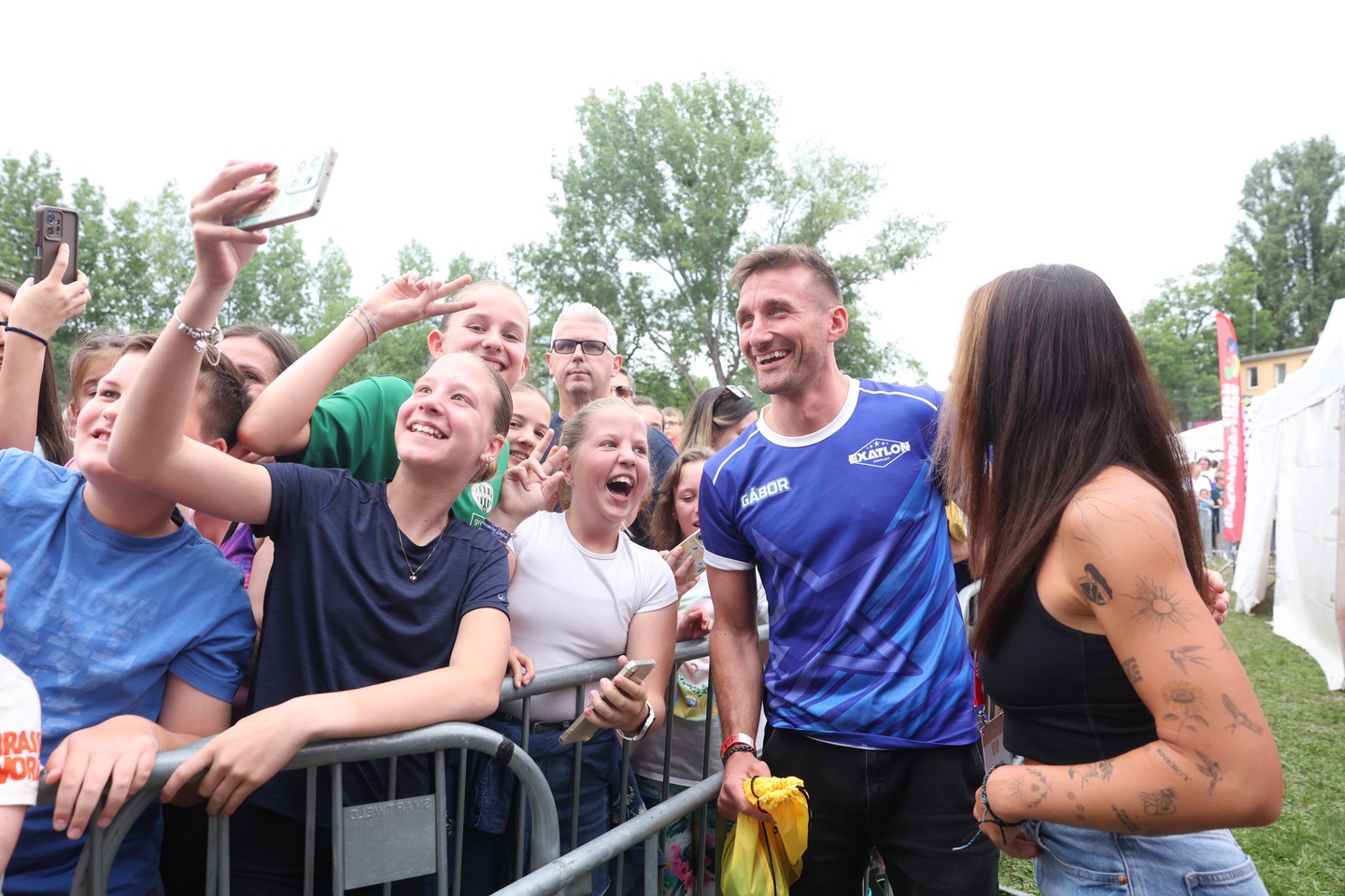 A legtöbben a győztesekkel, Koplányi Gáborral és Szabó Rékával akartak közös fotót készíteni / Fotó: Pozsonyi Zita