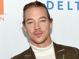 Diplo tíz körömmel kapaszkodik a stílusexpresszen