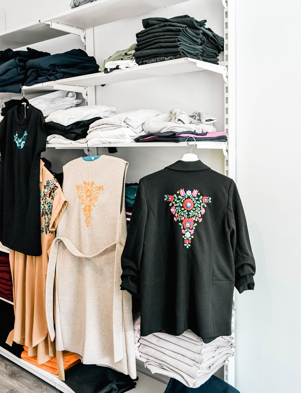 A Matyodesign egy társadalmi vállalkozás, amely ötvözi a matyó népművészetet a kortárs dizájnnal.