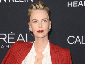 Jó ég, Charlize Theron megint annyira dögös