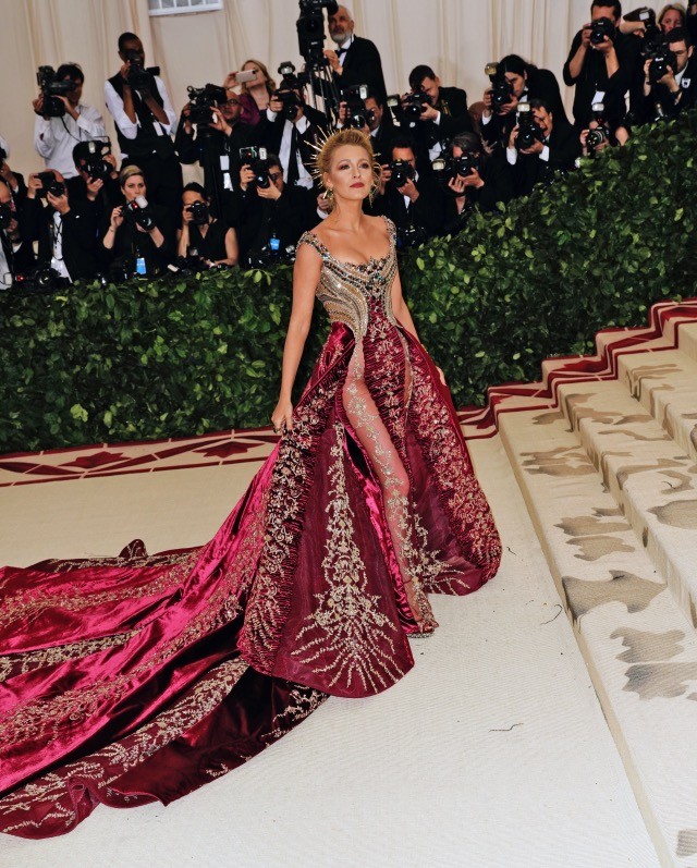 Met gála: Blake Lively mindegyik megjelenése nagyon átgondolt, de ez a Versace talán a leglátványosabb mind közül