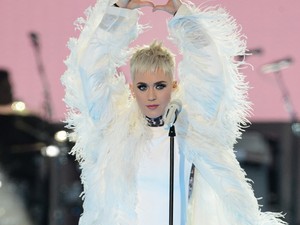 Megható! Katy Perry ruhát csináltatott a manchesteri áldozatok fotóiból