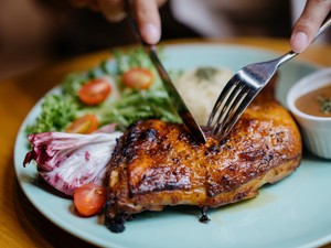 A séfek mindig így használják a sót, sokkal finomabb lesz tőle az étel