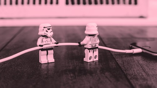 Ezért ne töltsd soha nyilvános helyen a telefonod