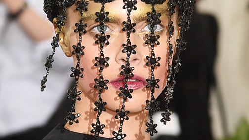 Cara Delevingne ruhája olyan, mint egy középkori kínzóeszköz, de a részletei gyönyörűek!