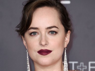 Dakota Johnson ruháján egy fél kristálybánya van, de imádjuk!