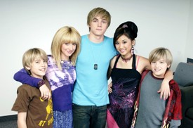 Cole Sprouse, Ashley Tisdale, Jesse McCartney, Brenda Song és Dylan Sprouse a Zack és Cody élete című sorozatban. 