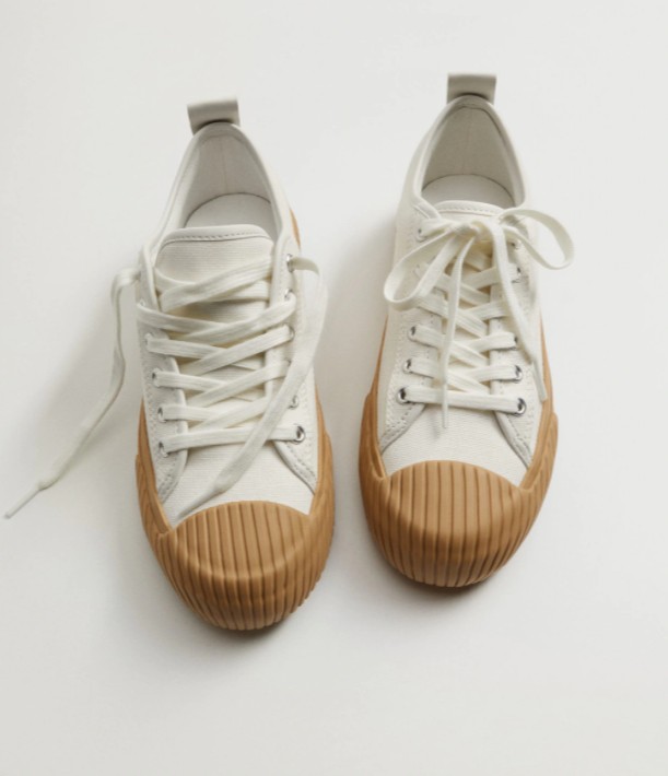 A klasszikus hófehér tornacipő igazi jolly-joker, mutatjuk, hogyan viseld idén nyáron