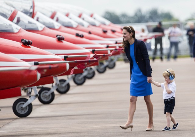 Nem lesz cukibb már a héten! A kis György herceg repülőn, helikopteren!