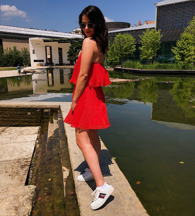 Lola ma a nyár legtrendibb színét viseli