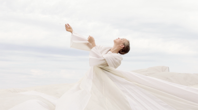 Nemcsak a dal tökéletes, de a ruhák is elképesztőek Harcsa Veronika és Gyémánt Bálint új klipjében