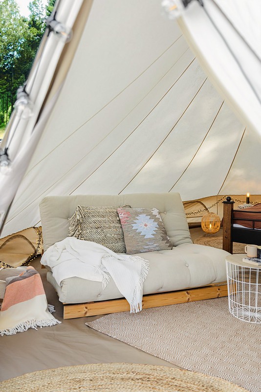 Glamping sátor a Bonami bútoraival, tárgyaival berendezve