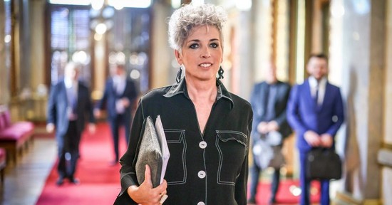 Ő a magyar parlament egyik legstílusosabb nője, Bódis Kriszta ruháit a hibái ellenére is imádják a szakértők
