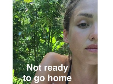 Jessica Alba elképesztő bikinis fotóval hergelte a követőit!