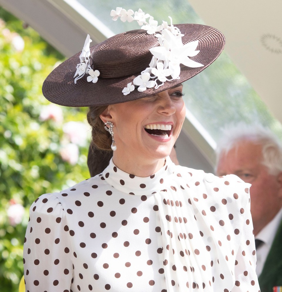 Katalin egy skót kalaptervező kreációját választotta, de a fülbevaló is Dianát idézte