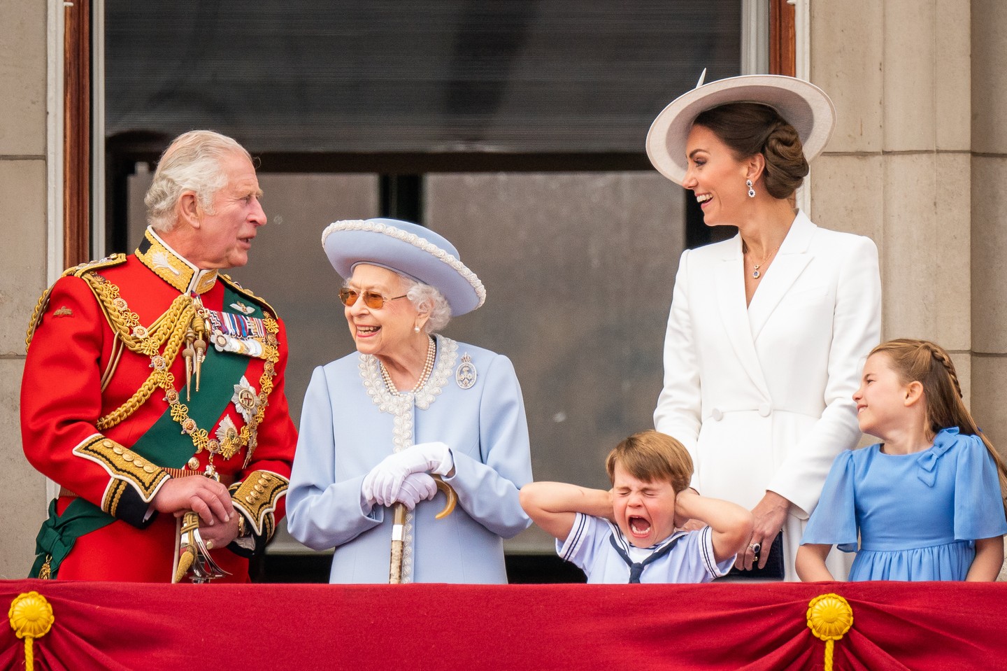 Nem titkolta, hogy a 2022-es repülőgép-parádét túlságosan zajosnak találta: sikoltozott és befogta a fülét, miközben dédnagymamája, a néhai Erzsébet királynő mellett állt.  