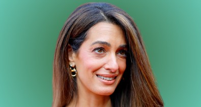 Amal Clooney testhez simuló ruhája valami álomszép, királynőként tündököl George Clooney oldalán