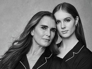 Gyönyörű anya-lánya kampány a fehérneműmárkától: Brooke Shields és egy transznemű sztár is szerepet kapott benne