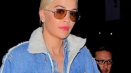 Rita Ora miért vetted fel ezt az elképesztően előnytelen csizmát?