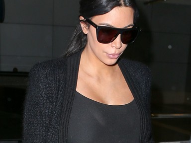 Pocakmutogató kezeslábasban Kim Kardashian