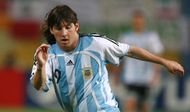 Az biztos, hogy Messit sosem azért imádták, mert egy igazi stíluszseni lenne, az argentin klasszisról nehéz elképzelni, hogy túl sokat törődne a megjelenésével, épp elég, hogy zseniális focista. Na, de 2006-ban ez az elöl sportosan rövid, hátul rockosan hosszú hosszú frizura a rettegett Bundesliga-haj egy új vadhajtása, amiről már azt hittük, hogy 1992-ben végleg kimúlt