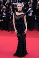 Poppy Delevingne egy sejtelmes, néhol áttetsző John Galliano estélyiben vonzotta magára a tekinteteket. 