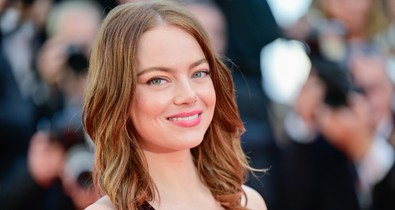 Emma Stone élete legmélyebb dekoltázsában tündököl a vörös szőnyegen