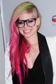 Hol vannak már azok az idők, amikor kemény punk csaj volt Avril Lavingne? Az utóbbi években hajában a neon zöld és pink tincsek szinte már a védjegyévé váltak, de néha hozzátesz egy kék, lila vagy fekete csíkot is.