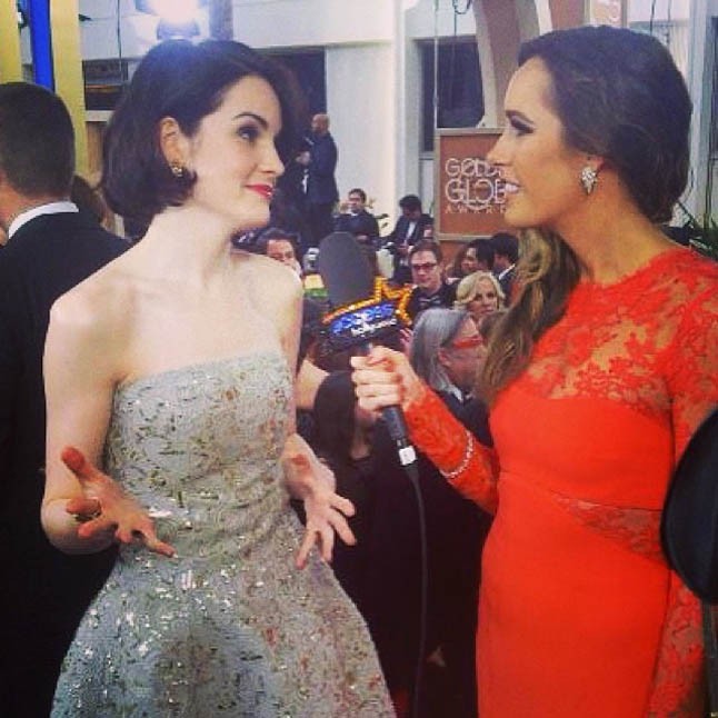 Louise Roe angol műsorvezető éppen interjút készít a Downton Abbey sztárjával, Michelle Dockeryvel.