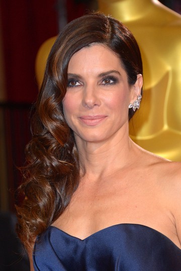 Sandra Bullock sosem téved. Általában egyenes hajjal látjuk, de a hullámos is csodásan áll neki.