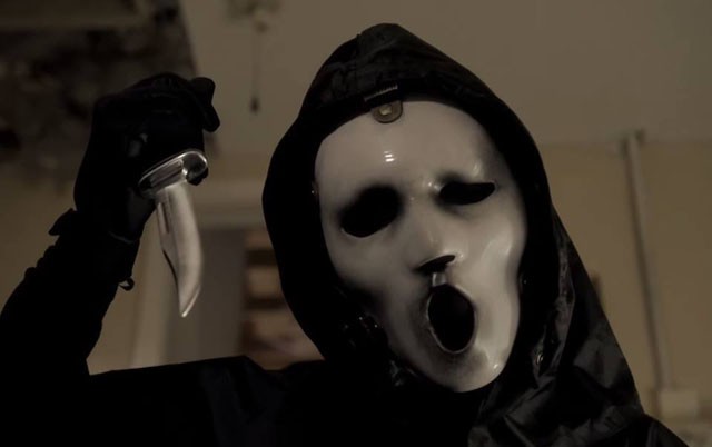Scream: The TV Series: Az ismert történet egy sötét helyre visz minket, ahol az áldozatok száma egyre nő, rengeteg a fordulat, és egyes pillanatokban egyszerűen mindenki gyanússá válik.