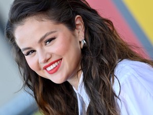 Selena Gomez pink istennőként tündökölt az SNL műsorában