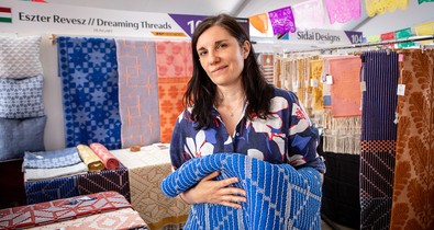 A textilművész, aki mintázatokban gondolkodik: Révész Eszter a Dreaming Threads megálmodója
