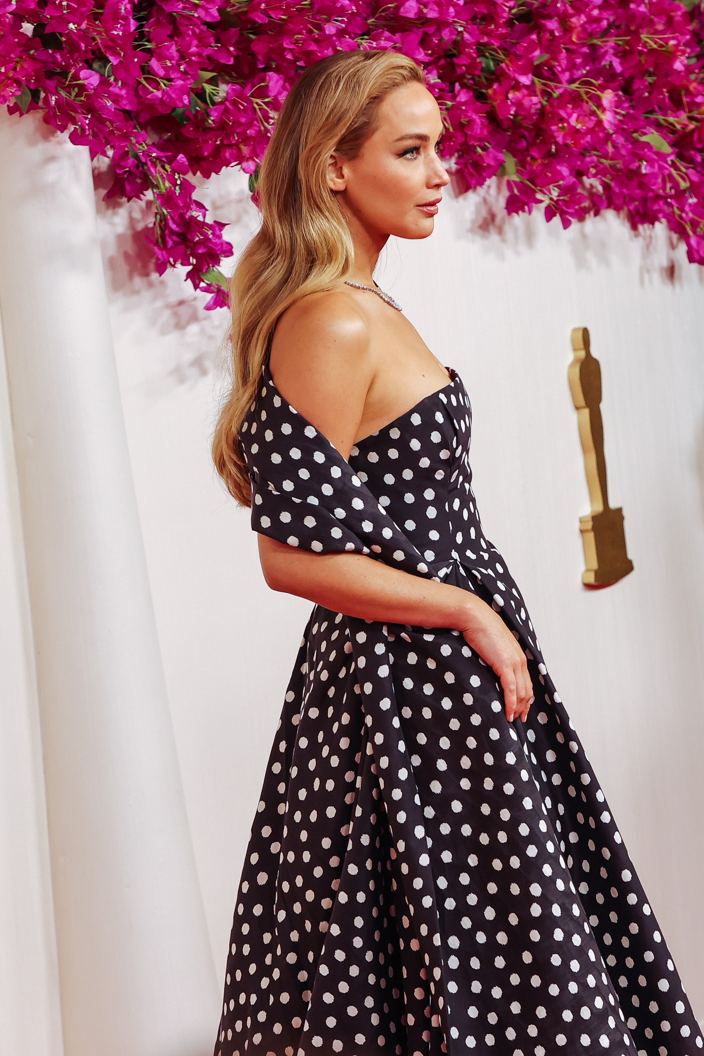 A 2024-es Oscar-gála vörös szőnyegére Jennifer Lawrence (a tőle megszokott módon) egy Dior Couture ruhát vett fel