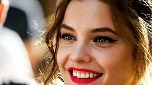 Álomszép: Palvin Barbi virágkoszorúval a fején vonult a Dolce & Gabbana bemutatóján